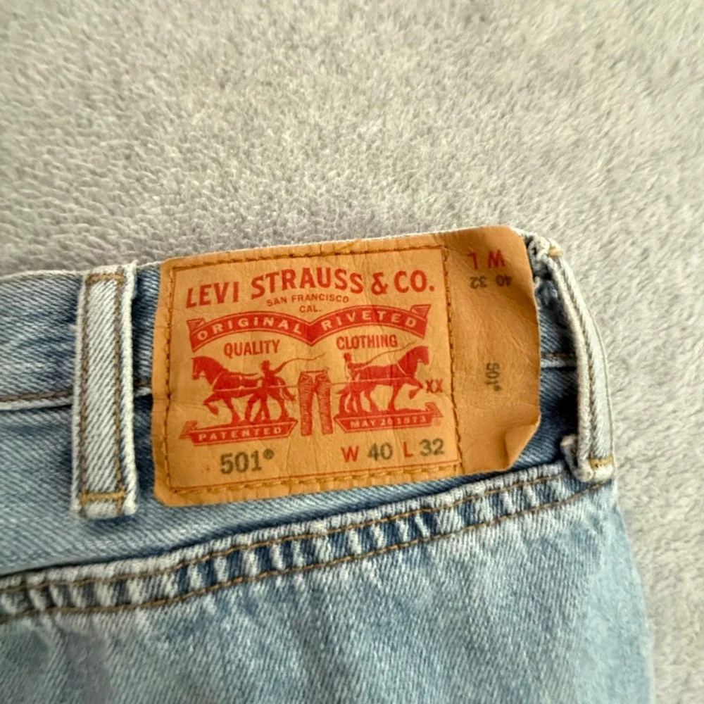 Levis 501 Straight Leg Mens 40x32 Light Wash Blue Button Fly Denim Jeans
